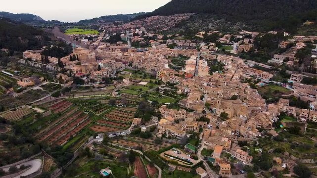 Drohnenflug &uuml;ber das malerische Dorf Valledemossa auf Mallorca in Spanien mit seinen typischen H&auml;usern und engen Gassen.