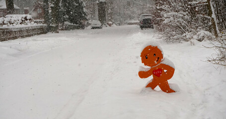 Schneefall in der Stadt - Schlid spielende Kinder im Schnee