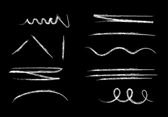 Colecci&oacute;n de trazos y l&iacute;neas blancas estilo tiza o carboncillo sobre un fondo negro s&oacute;lido