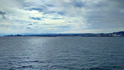 桜島と秋の青空を望む鹿児島湾の雄大な絶景