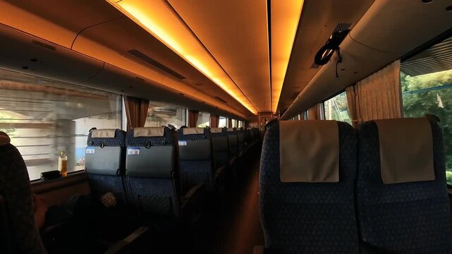 JR特急電車の車内の様子と車窓から見た沿線の街の風景