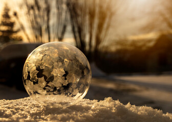 Zimowa impresja, wschód słońca, mróz, zamarzająca bańka mydlana na mrozie, tapeta. © mycatherina