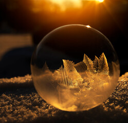 Zimowa impresja, wschód słońca, mróz, zamarzająca bańka mydlana na mrozie, tapeta. © mycatherina