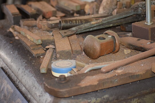 使い込まれた古い職人の道具と作業台