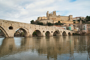 Obraz premium Béziers, in southern France, with its iconic Cathedral of Saint-Nazaire and Saint-Celse, a Gothic monument that is the symbol of the city, and with the Orb River and the Old Bridge,