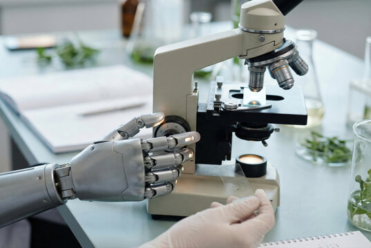 Robot utilizando microscopio en laboratorio junto a cient&iacute;fico humano