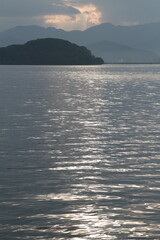 夕日の光が反射する海面