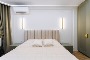 Fototapeta premium Upscale bedroom showcasing plush furnishings and sophisticated decor