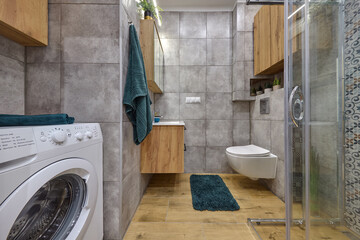 Łazienka w kawalerce z kabiną prysznicową w stonowanych kolorach