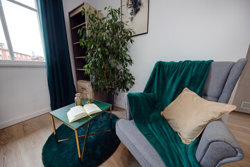 Salon w nowoczesnym apartamencie w zielonej tonacji kolorystycznej © arteffect.pl