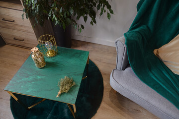 Salon w nowoczesnym apartamencie w zielonej tonacji kolorystycznej © arteffect.pl