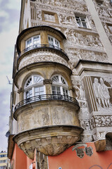 Zabytkowa renesansowa kamienica „Pod Przepiórczym Koszem” z ozdobnym wykuszem i balkonem oraz misternym białym muralem - rynek w Legnicy. © Pol Badger