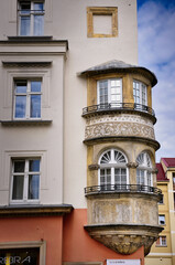 Zabytkowa renesansowa kamienica „Pod Przepiórczym Koszem” z ozdobnym wykuszem i balkonem - rynek w Legnicy. © Pol Badger