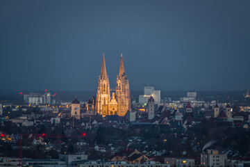 Regensburg mit Domblick auf beleuchteten Dom Sankt Peter bei Nacht, Deutschland