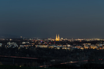 Regensburg mit Domblick auf beleuchteten Dom Sankt Peter bei Nacht, Deutschland