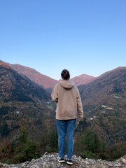 Naklejka premium man on top of mountain