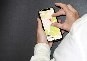 Buscando calle en app de smartphone m&oacute;vil con ubicaci&oacute;n y geolocalizaci&oacute;n