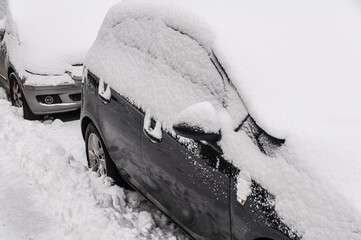 ein Auto ist im Winter dick eingeschneit