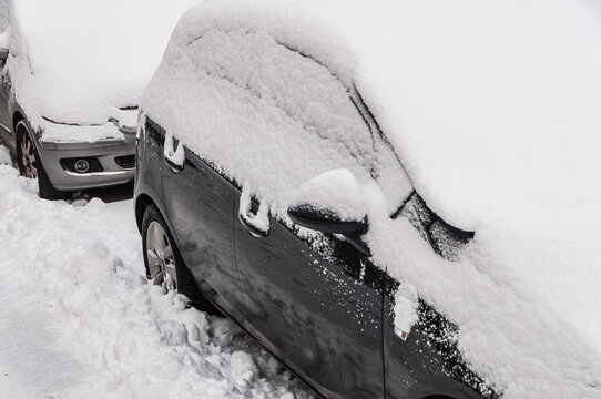 ein Auto ist im Winter dick eingeschneit