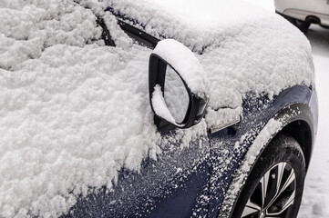 ein Auto ist im Winter dick eingeschneit