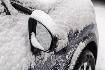 ein Auto ist im Winter dick eingeschneit