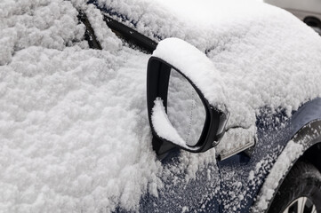 ein Auto ist im Winter dick eingeschneit