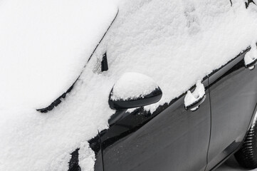 ein Auto ist im Winter dick eingeschneit