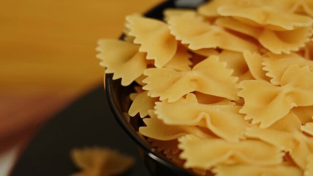 How to prepare farfalle pasta in the kitchen with simple ingredients and steps