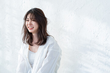 リラックスした様子で笑う女性