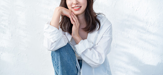 リラックスした様子で笑う女性