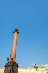 Obraz premium Alexander Column at Palace Square in Saint Petersburg, Russia, a historic monument St Petersburg