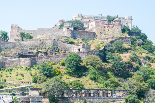 view of the entire Kumbhalgarh Fort in Rajasthan, India, surrounded by the Aravalli mountain range