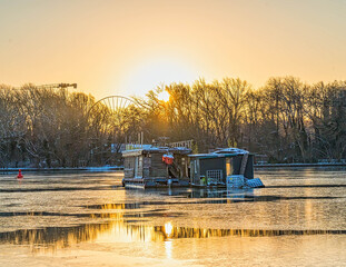 Wintersonnenaufgang bei Hausbooten an der Stralauer Spitze in der Spree (Berlin Treptow)