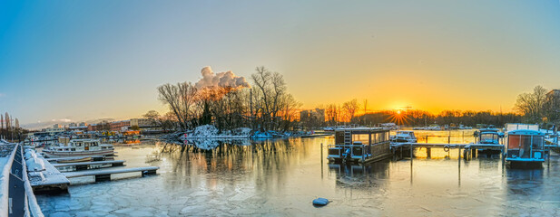 Wintermorgenpanorama im Rummelsburger See 