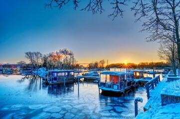 Sonnenaufgang im Winter im Rummelsburger See (Berlin) 