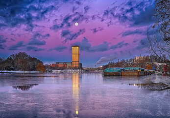 Vollmond-Ansicht  an der Spree, Blick  zur Elsenbr&uuml;cke in Berlin