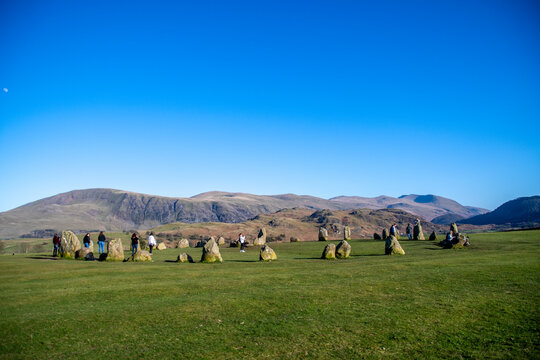 Cromlech de Castlerigg dans le Lake District en Angleterre, cercle de pierres pr&eacute;historique avec visiteurs et montagnes en arri&egrave;re-plan