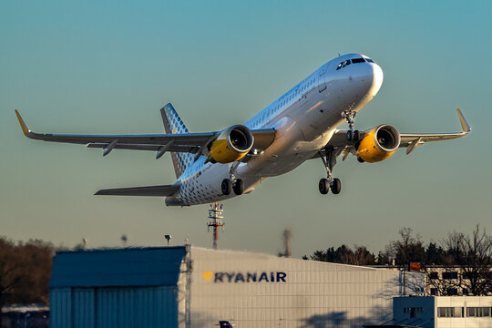 Ein Airbus A320 der Fluggesellschaft Vueling hebt vom Albrecht-D&uuml;rer-Flughafen N&uuml;rnberg ab. 