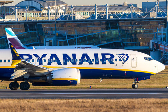 Eine Boeing 737 der Fluggesellschaft Ryanair mit der Kennung EI-IJD rollt nach der Landung aus. 