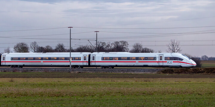 Ein ICE 4 der Baureihe 412 f&auml;hrt auf der Bahnstrecke zwischen N&uuml;rnberg und Bamberg bei Erlangen. 
