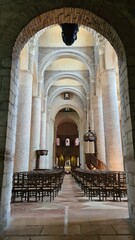 Magnifique perspective sur la nef et le ch&oelig;ur de l'abbatiale Saint-Philibert de Tournus depuis le bout de l'all&eacute;e centrale (Bourgogne)