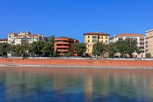 verona, italien - uferpromenade mit neubauten an der etsch
