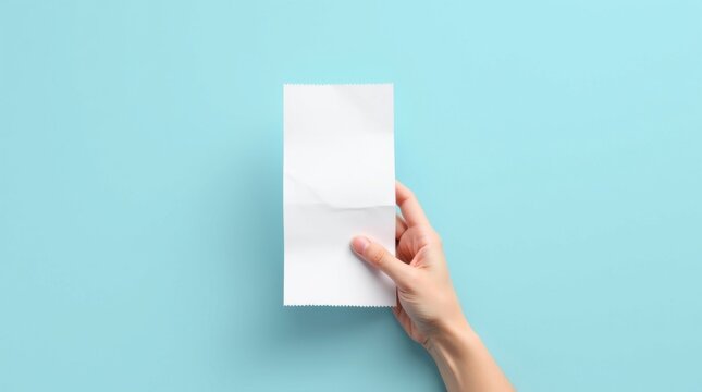 Mano sosteniendo un recibo de papel en blanco sobre fondo azul, maqueta minimalista para gastos, plantillas de facturaci&oacute;n, reembolsos, dise&ntilde;o financiero