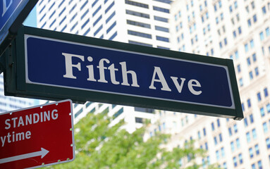 Obraz premium navy blue fifth avenue street sign in new york city