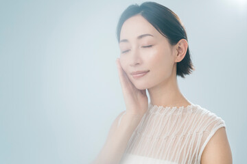 スキンケア/ミドル世代の美しい女性のビューティーイメージ