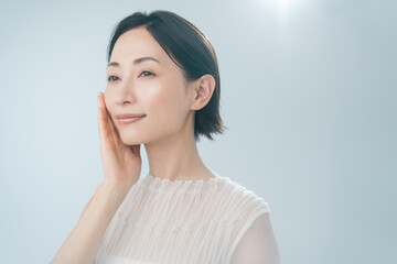 スキンケア/ミドル世代の美しい女性のビューティーイメージ