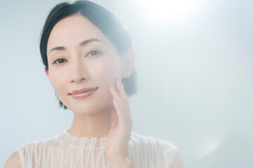 スキンケア/ミドル世代の美しい女性のビューティーイメージ
