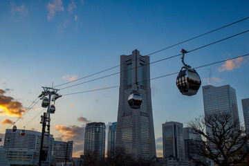 夕暮れの横浜みなとみらい　都市型循環式ロープウェイ