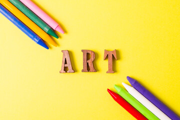 カラフルな色彩とアートの文字