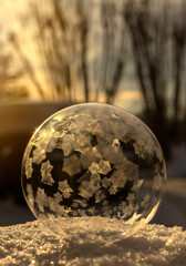 Zimowa impresja, wsch&oacute;d słońca, mr&oacute;z, zamarzająca bańka mydlana na mrozie, tapeta.